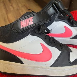 Nike youth size 5 pink black and white